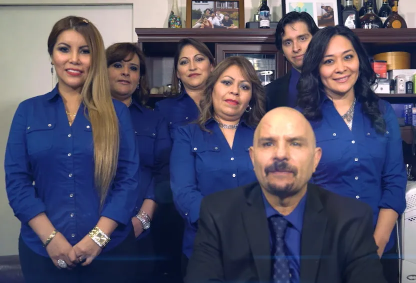 El equipo de la oficina de JD Tax & Accounting Corp en La Villita, junto al fundador Jesús Dávila Sr.