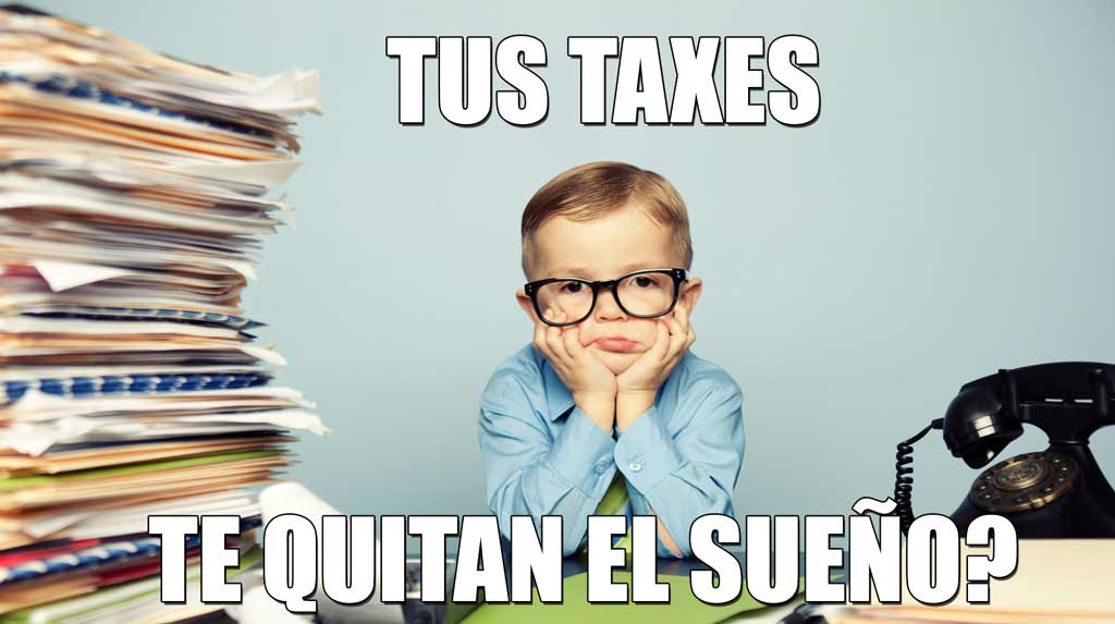 Niño preocupado frente a una pila de papeles y un teléfono: ¿tus taxes te quitan el sueño?